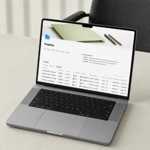 Laptop na biurku z otwartą bazą Projekty: widok „Wszystko” z pełną listą projektów
