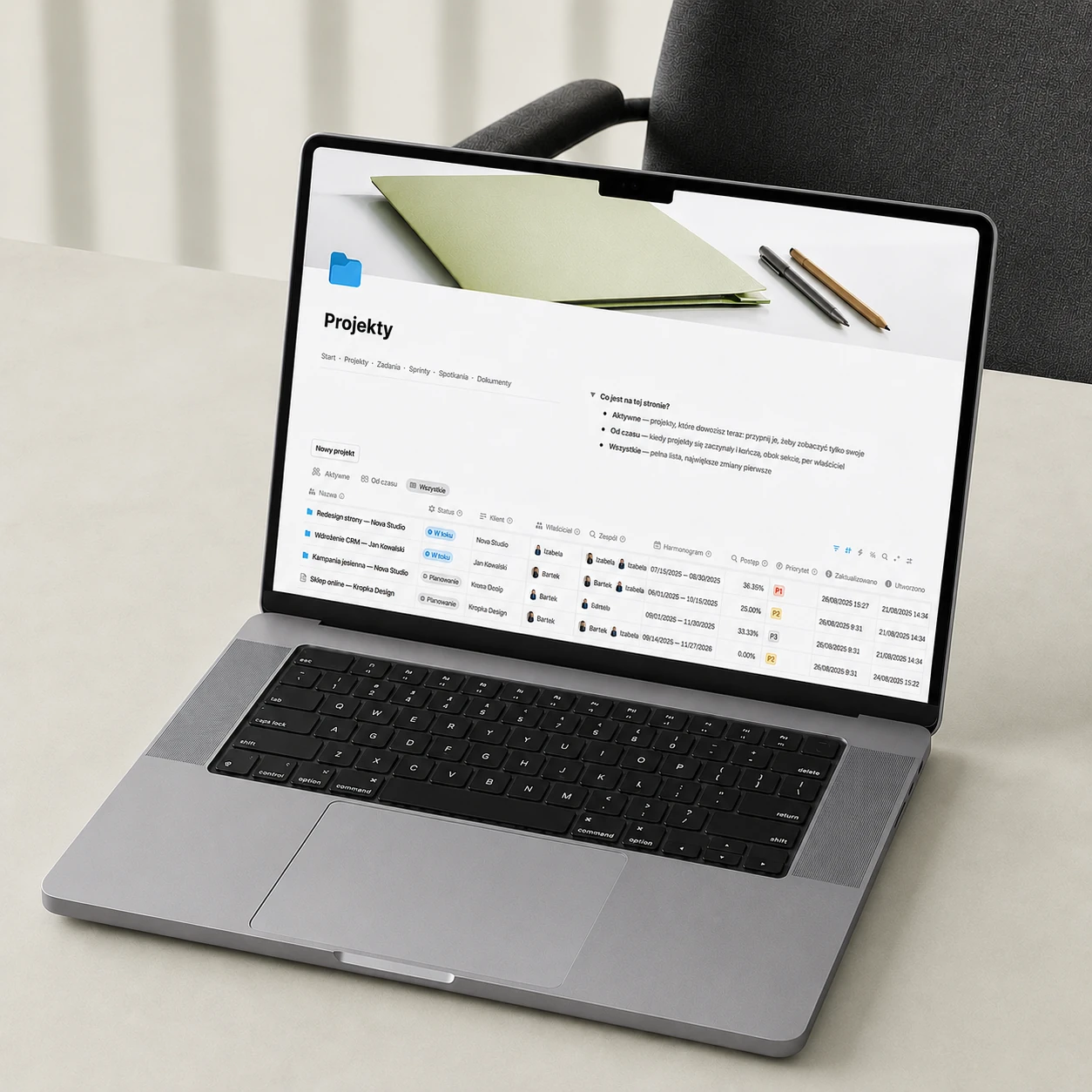 Laptop na biurku z otwartą bazą Projekty: widok „Wszystko” z pełną listą projektów