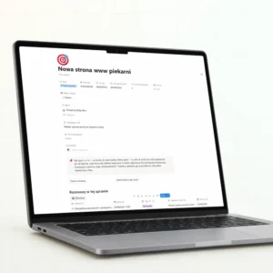 Szansa otwarta na ekranie laptopa razem z historią rozmów pod spodem